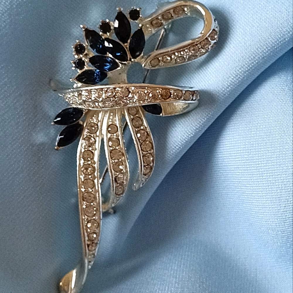 STUNNING VINTAGE RICH BLUE PRONG SET LONG BROOCH WITH RHINESTONES!